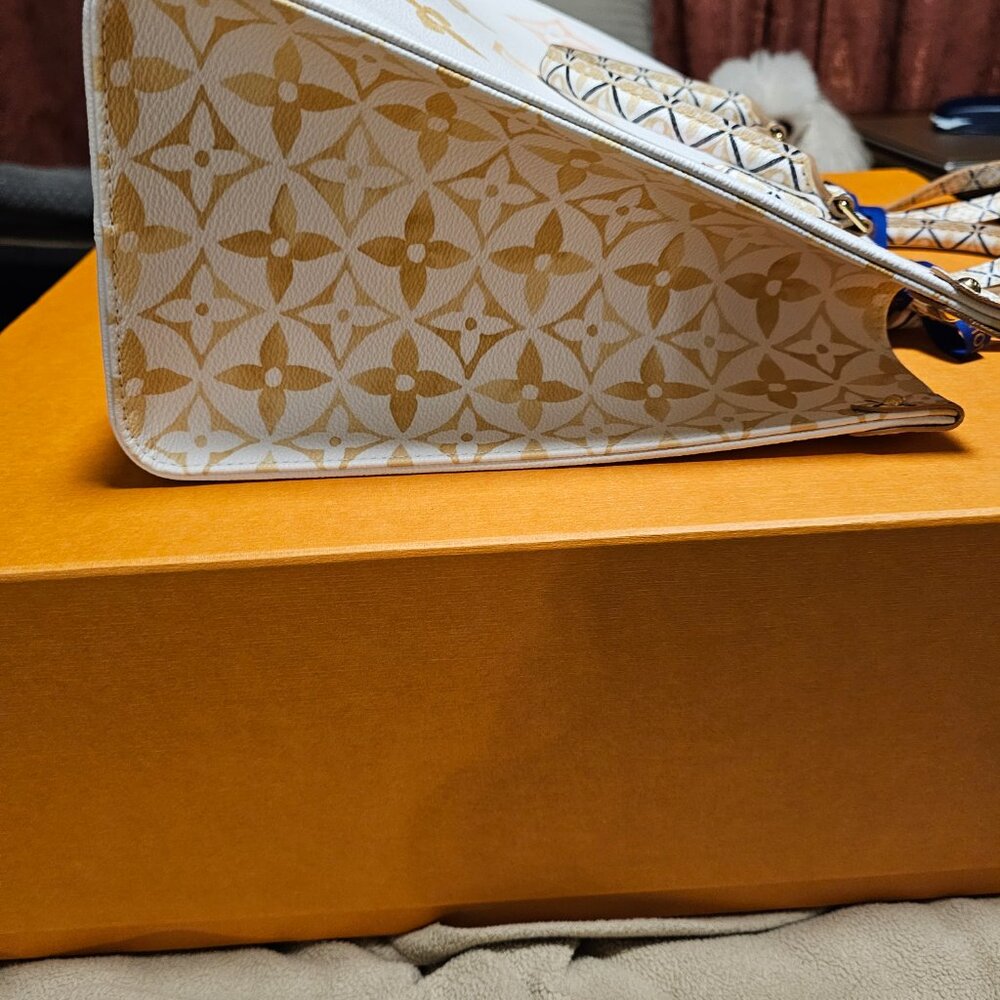 Louis Vuitton Poolside On the Go Bag - Picture 4 of 5